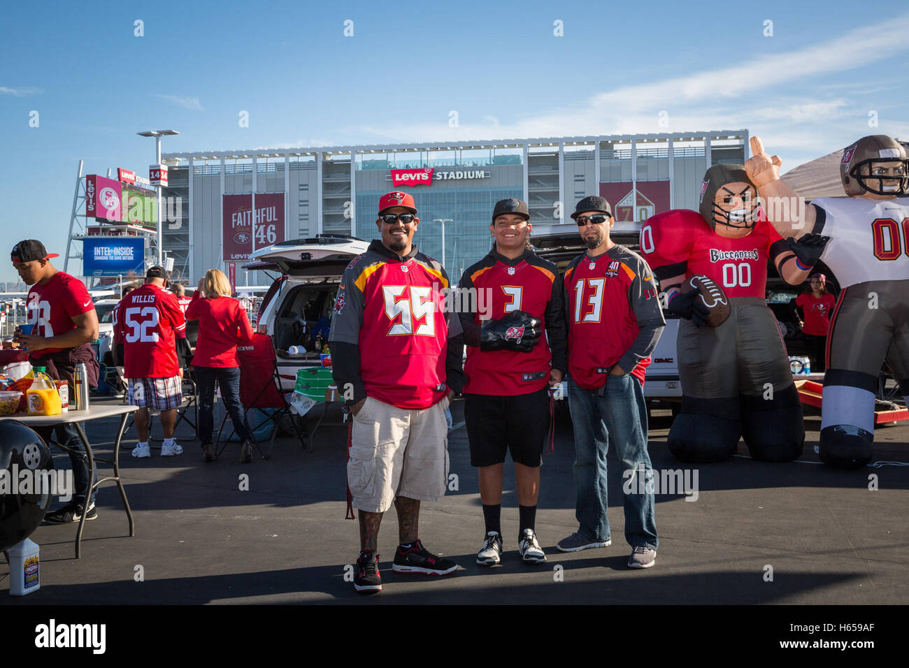 Florida, USA. 23. Oktober 2016. LOREN ELLIOTT | Zeiten. Von links, leidenschaftliche Bucs Fans Oscar Romero Dominic Romero und Nathan Ledesma von Los Angeles gelten außerhalb Levi es Stadium in Santa Clara, Kalifornien, auf Sonntag, 23. Oktober 2016, bevor die Tampa Bay Buccaneers die San Francisco 49ers gespielt. © Loren Elliott/Tampa Bay Times / ZUMA Draht/Alamy Live News Stockfoto