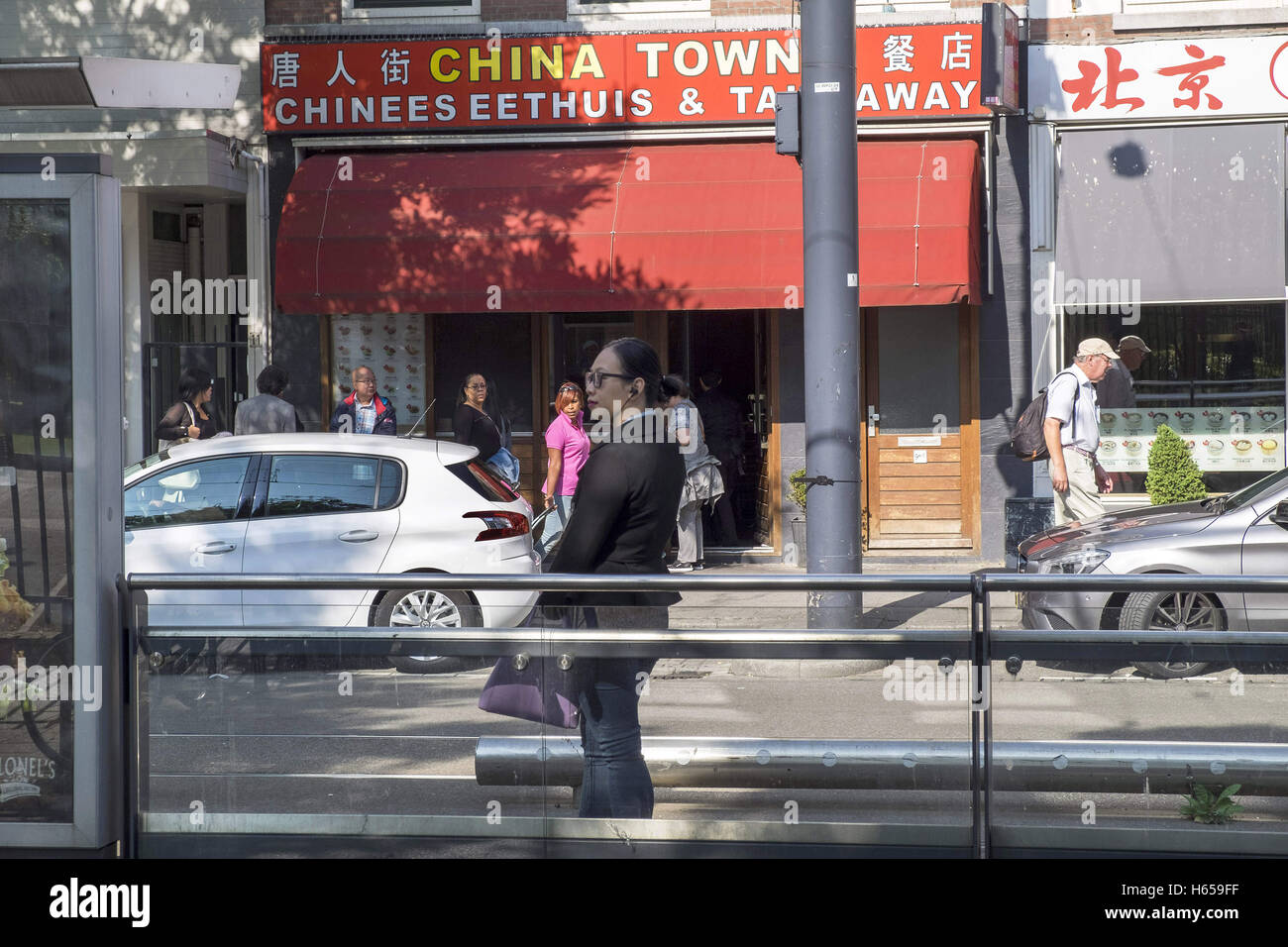 Rotterdam, Holland, Europa. 24. Sep, 2016. Einkaufen entlang der West-Kruiskade in Rotterdam (Holland) ist wie eine Reise um die Welt. Dim Sum, wogenden goldenen Katzen, surinamischer vergoldet, authentische holländische Frikadellen, Afro Perücken, Hindustani Hochzeitskleider, exotische Gemüse, türkische Baklava. Die Auswahl an Leckereien zum Verkauf kommt aus allen Ecken der Welt. Der Schmelztiegel der Kulturen ist sofort ersichtlich, greifbarer als irgendwo sonst in Rotterdam. Essen spielt eine wichtige Rolle. Zögern Sie nicht, Folgen Ihrer Nase und köstliche Spezialitäten in den multikulturellen Restaurants zu entdecken, und don " Stockfoto