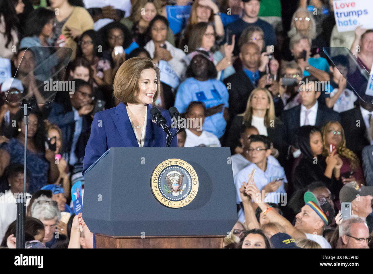 Las Vegas, USA. 23. Oktober 2016. Catherine Cortez Masto Rallyes das Publikum bei der ersten Abstimmung Rallye mit Präsident Obama am 23. Oktober 2016 an Cheyenne High School in North Las Vegas, NV. Bildnachweis: Das Foto Zugang/Alamy Live-Nachrichten Stockfoto