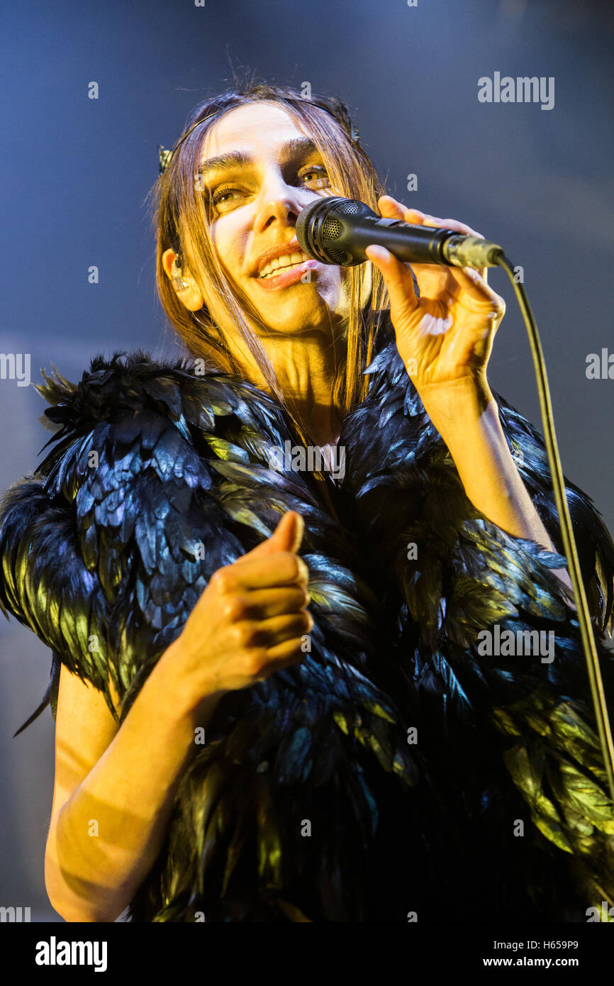 Mailand, Italien. 23. Oktober 2016. Der englische Singer-Songwriter PJ HARVEY führt live auf der Bühne in Alcatraz, sein neues Album "The Hope sechs Abriss Project" Credit: Rodolfo weitertransferiert/Alamy Live News Stockfoto