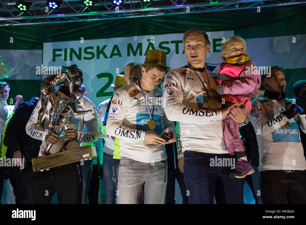 Hauptplatz, Mariehamn, Åland, Finnland, 24. Oktober 2016. The Åland Archipel Team IFK Mariehamn feiern mit ihren Fans auf dem Hauptplatz von ihrem Heimatort nach dem Gewinn der Top-Liga im finnischen Fußball zum ersten Mal in ihrer Geschichte. In einem Jahr der Underdogs ist dies eine Leistung auf Rang neben Leicester City, da diese 12.000 Einwohner-Stadt auf einer Insel 28.000 Bevölkerung den Hauptpreis im finnischen Fußball gegen alle Widrigkeiten nahm. Foto: Rob Watkins/Alamy News Stockfoto