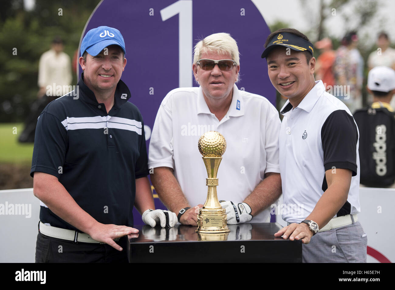 Fußballspieler Robbie Fowler, Golfer John Daly und Tenniel Chu, Vice Chairman der Mission Hills Group während der Welt Promi pro-am-2016 Mission Hills China-Golfturnier an Blackstone Kurs am 23. Oktober 2016 in Haikou, Provinz Hainan in China. | Verwendung weltweit Stockfoto