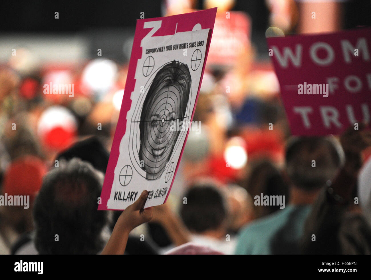 Tampa, Florida, USA. 24. Oktober 2016. Ein Bild von Hillary Clinton mit dem Fadenkreuz wird gehalten, während Präsidentschaftskandidat Donald Trump spricht auf einer Kundgebung der Kampagne im MidFlorida Credit Union Amphitheater in Tampa, Florida, die dritte der fünf Städte, die Trump während einer zweitägigen Kampagne Schaukel durch Florida weilt. Bildnachweis: Paul Hennessy/Alamy Live-Nachrichten Stockfoto