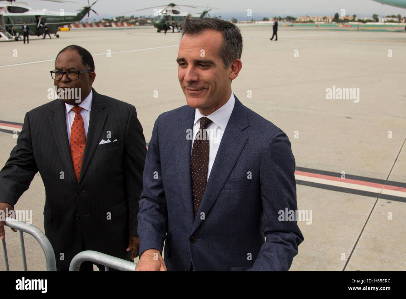 Los Angeles, USA. 24. Oktober 2016. (L-R) Supervisor Mark Ridley-Thomas und Los Angeles Bürgermeister Eric Garcetti am LAX Flughafen am 24. Oktober 2016 in Los Angeles, Kalifornien. Bildnachweis: Das Foto Zugang/Alamy Live-Nachrichten Stockfoto