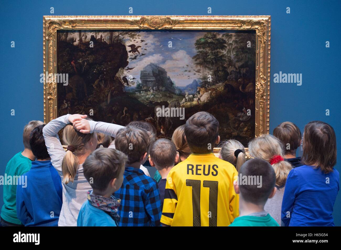 Dresden, Deutschland. 25. Oktober 2016. Dritte Klasse Schüler vor der Flandern geboren niederländischen Künstlers Roelant Savery "vor der Sintflut" im Lipiusbau-Museum in Dresden, Deutschland, 25. Oktober 2016. Der Ort beherbergt derzeit ein Leseprojekt organisiert in Zusammenarbeit mit der Frankfurter Buchmesse und der diesjährigen Ehrengäste, den Niederlanden und Flandern. Foto: Sebastian Kahnert/Dpa/Alamy Live News Stockfoto