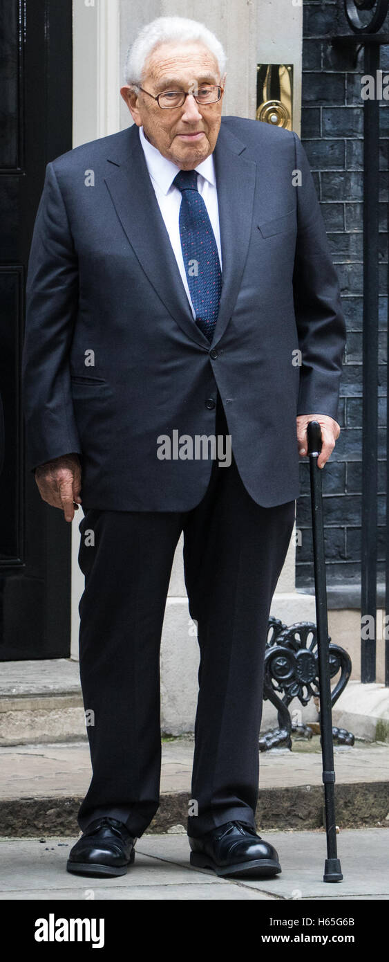Downing Street, London, 25. Oktober 2016. Ehemalige US-Außenminister Henry Kissinger besucht britische Premierminister Theresa May an ihrem offiziellen Wohnsitz. Stockfoto