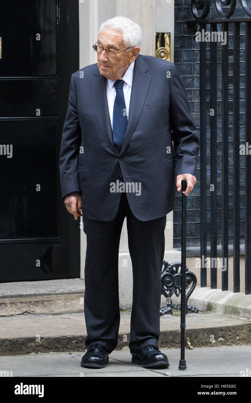 Downing Street, London, 25. Oktober 2016. Ehemalige US-Außenminister Henry Kissinger besucht britische Premierminister Theresa May an ihrem offiziellen Wohnsitz. Stockfoto