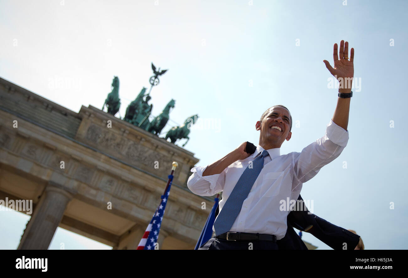 Datei - eine Datei Bild Termine 19. Juni 2013 zeigt US-Präsident Barack Obama winken nach seiner Rede vor dem Brandenburger Tor in Berlin, Deutschland. US-Präsident Barack Obama kommt zurück nach Deutschland für einen unerwarteten Besuch. Das weiße Haus kündigte am Dienstag in Washington, dass der scheidende Präsident am 16. November von Athen nach Berlin und dann am 18. November kommen Reisen weiter nach Lima, Peru zu einem Gipfel. Foto: MICHAEL KAPPELER/dpa Stockfoto