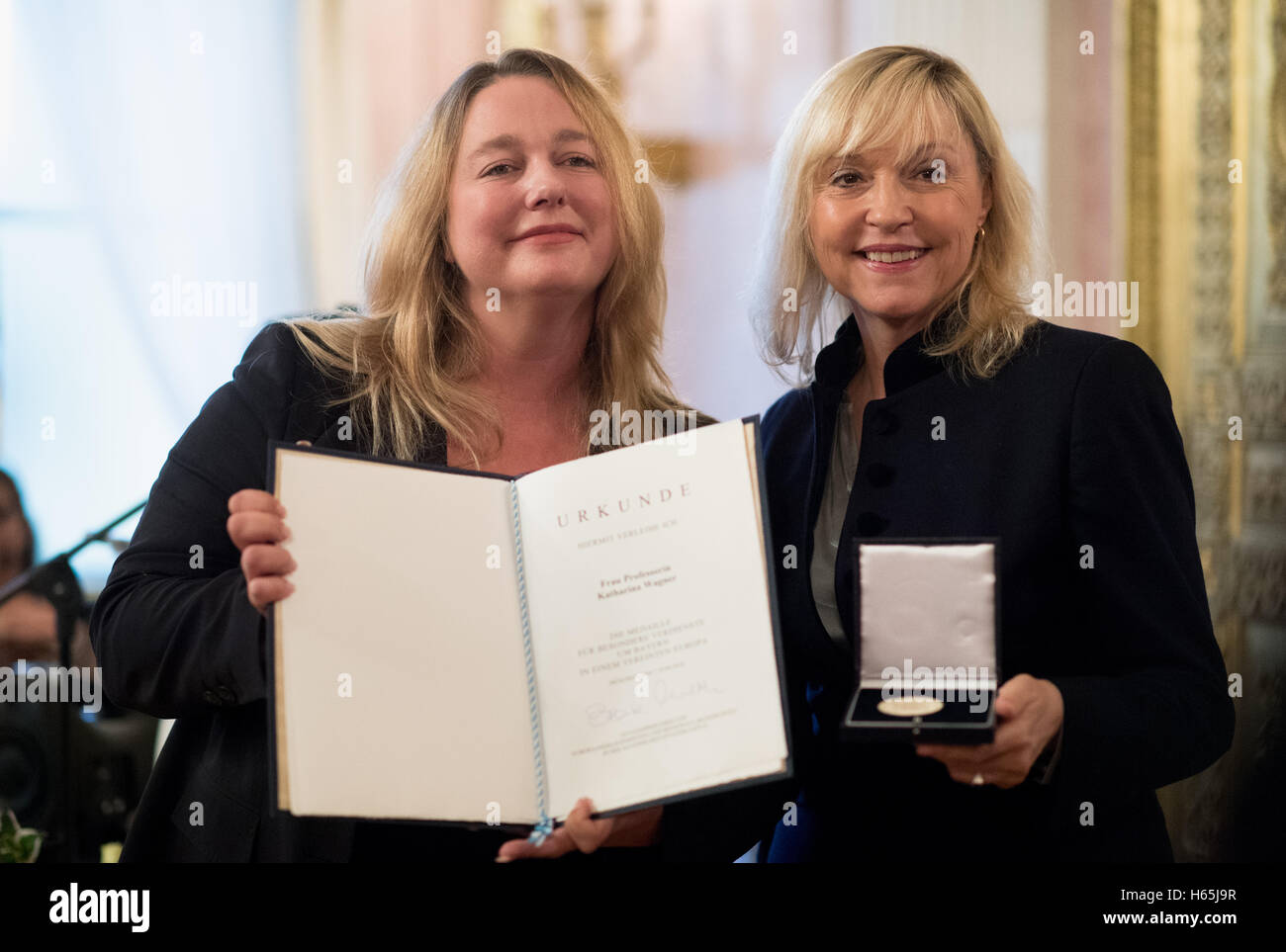 München, Deutschland. 25. Oktober 2016. Bavarian Europe Minister Beate Merk (R) schaut in die Kamera mit dem Leiter der Bayreuther Festspiele, Katharina Wagner, bei der Preisverleihung für die Bavarain-Europa-Medaille im Prinz Carl Palais in München, Deutschland, 25. Oktober 2016. Wagner wird anerkannt für ihre Verdienste für die Bayreuther Festspiele "als Weltklasse-Bavarain Musik und Konzert." Foto: MATTHIAS BALK/Dpa/Alamy Live-Nachrichten Stockfoto