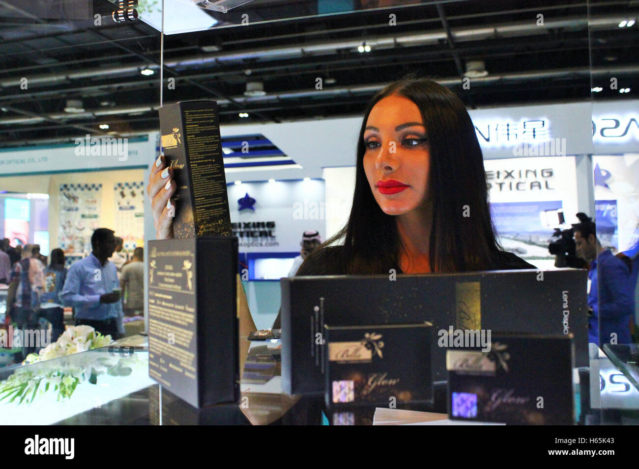 Vision-X Dubai 2016, Dubai, Vereinigte Arabische Emirate. 25. Oktober 2016. Perfekt für den Frühling/Sommer 2017 Einzelhandel kaufen Timeline, Vision-X, die MENA-Region nur optische Industrie Event findet vom 25 – 27 Oktober im Dubai World Trade Centre. Bietet regionale Kunden ein umfassendes Leistungsspektrum Mode Rahmen, Sonnenbrillen und Opticare Produkte vereint die Show Hersteller, Distributoren, Händler und optische Geräte-Spezialisten. Bildnachweis: Robert Oswald Alfiler/Alamy Live-Nachrichten Stockfoto