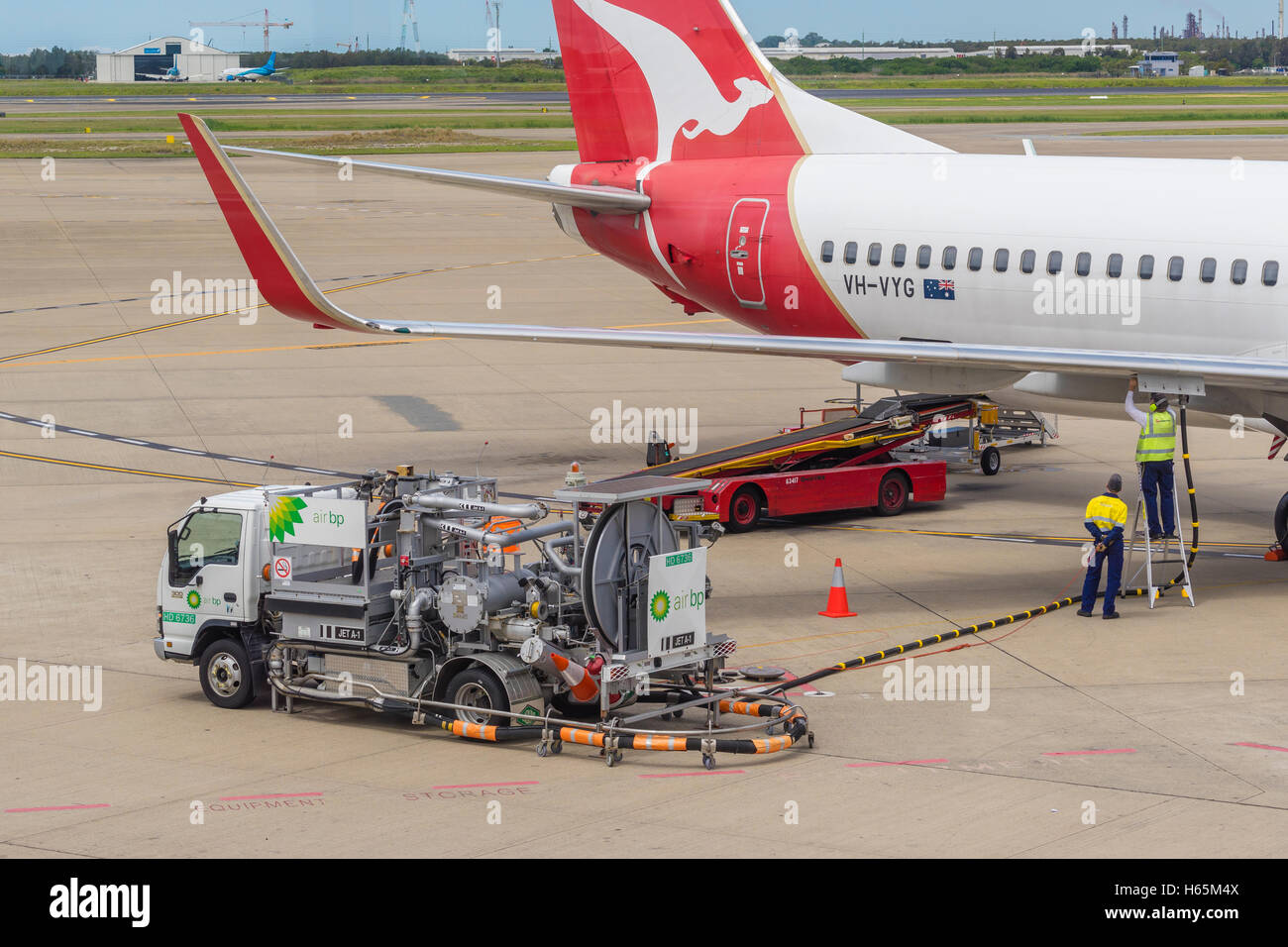 Betankung Fahrzeug Kraftstoff in Qantas-Flugzeug am Flughafen Brisbane Pumpen Stockfoto