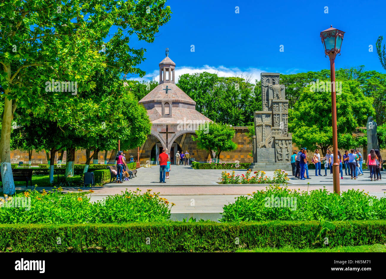 Die St. Vartan nad Hovhannes Baptisterium und der Genozid-Denkmal, umgeben von üppigen Garten, Vagharshapat, Armenien Stockfoto