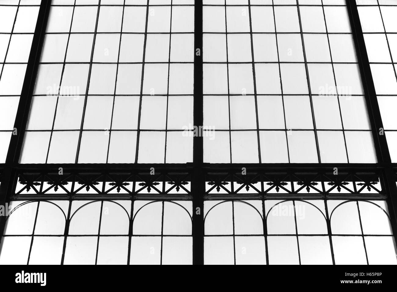 Im Alter von Glas und metallischen Fassade in schwarz und weiß. Horizontale Stockfoto