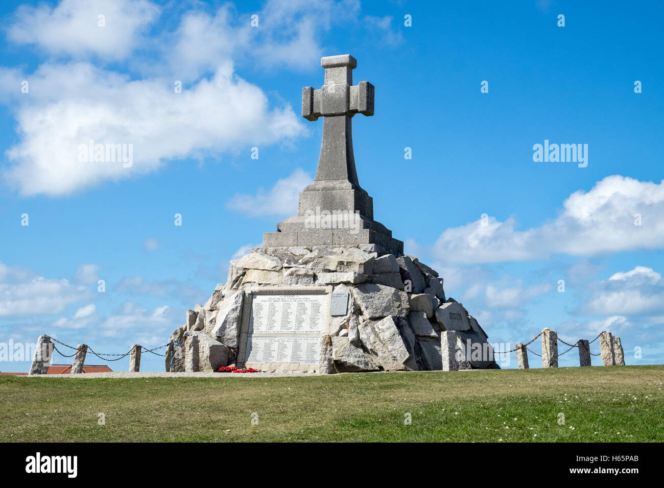Das Kriegerdenkmal oberhalb Fistral Strand, Newquay, Cornwall Stockfoto