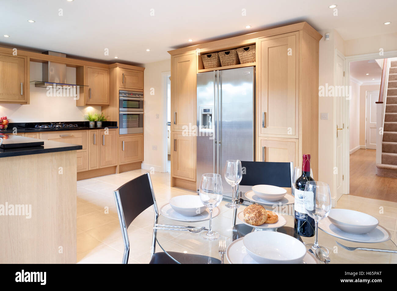 Eine gestylte, moderne, offene Küche in einem zeitgenössischen britischen Haus Stockfoto