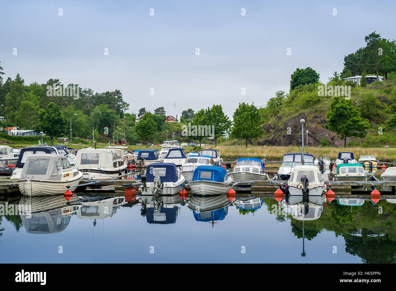 Kleine Fischerboote am Ufer Norwegen Dorf Stockfoto