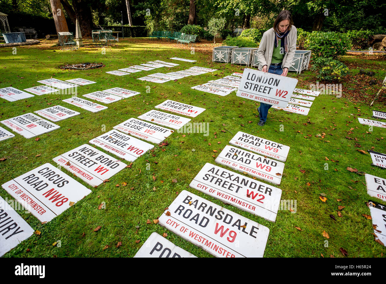 Kate Diment, ein Sachbearbeiter für Sommer Ort Auktionen vorbereiten der neuesten Reihe von Westminster Rat Straßenschilder Stockfoto