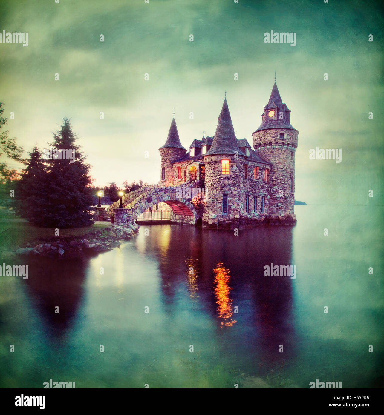 Schloss mit Wolken und Spiegelungen im Wasser Stockfoto