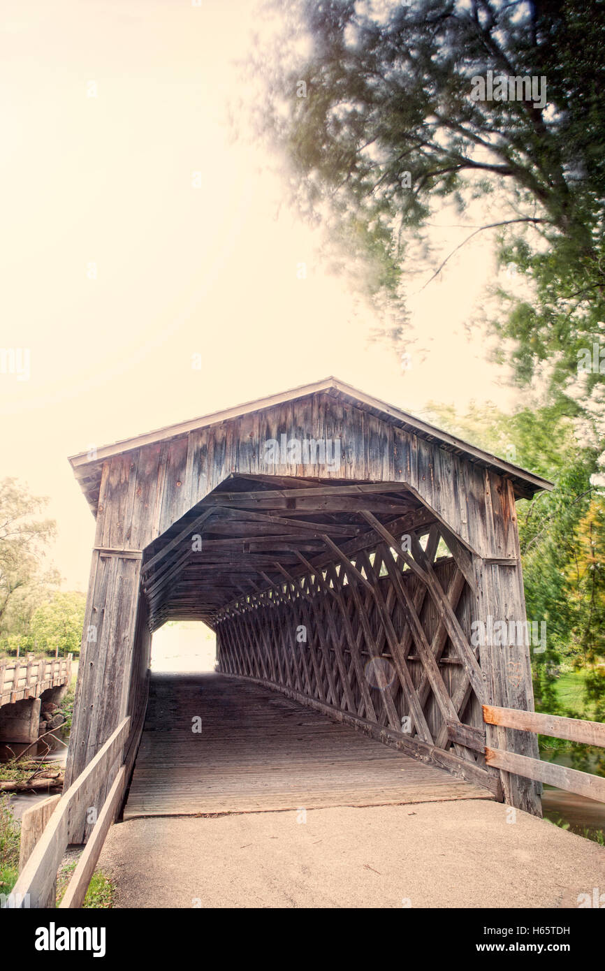 Überdachte Brücke mit Wind Bäume oben Stockfoto