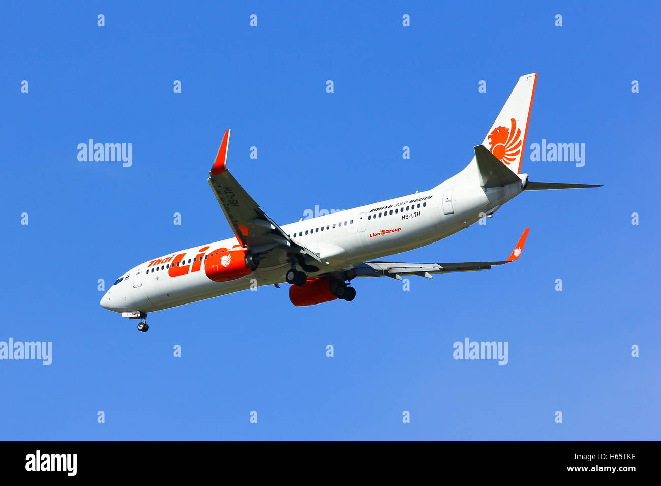 Boeing 737-900ER der Thai Lion Air Fluggesellschaft, Landung in Chiangmai Flughafen Stockfoto