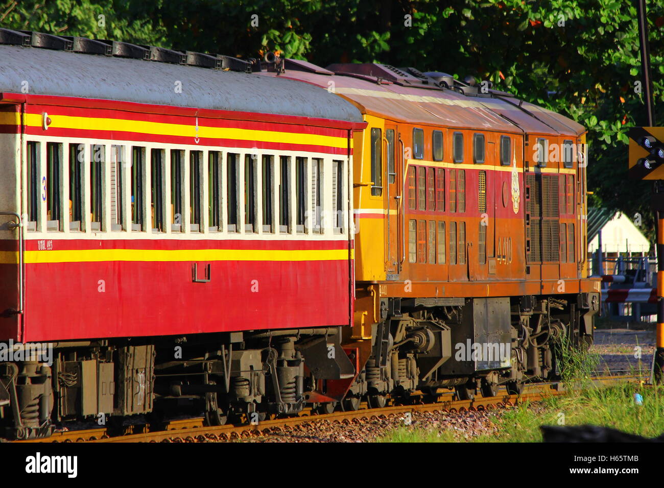 Alsthom Lokomotive und Zug Nr. 14 nach Bangkok. Foto am Bahnhof von Chiang Mai, Thailand. Stockfoto