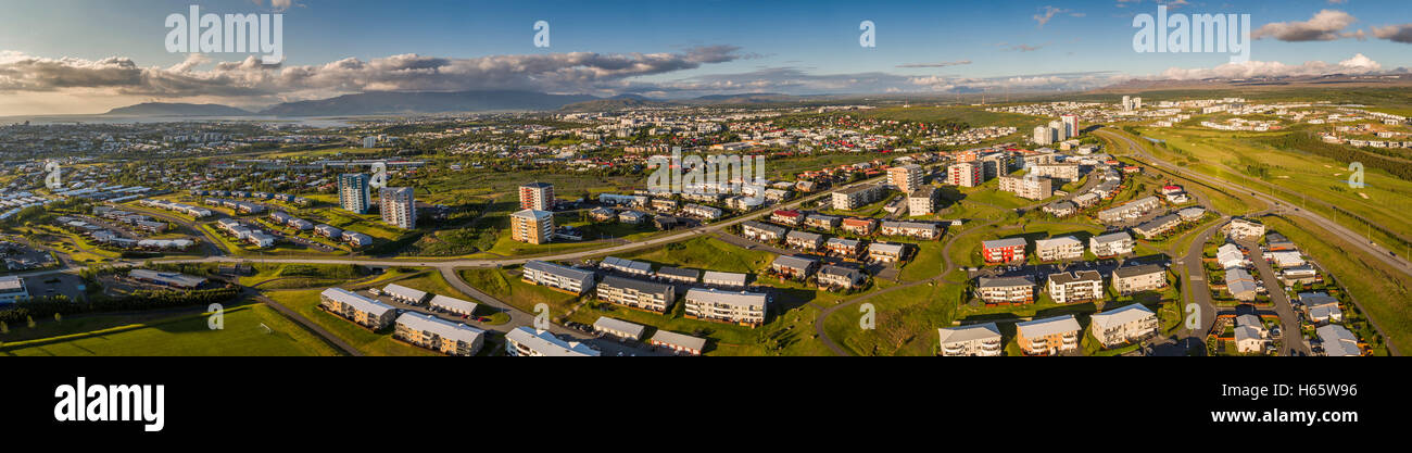 Kopavogur, einem Vorort von Reykjavík, Island. Dieses Bild wird mit einer Drohne geschossen. Stockfoto