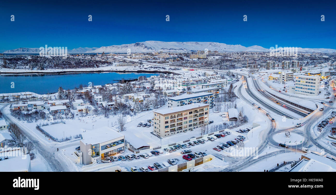 Luftbild im Winter, Kopavogur, Island. Kopavogur ist ein Vorort von Reykjavík, Island. Dieses Bild wird mit einer Drohne geschossen. Stockfoto