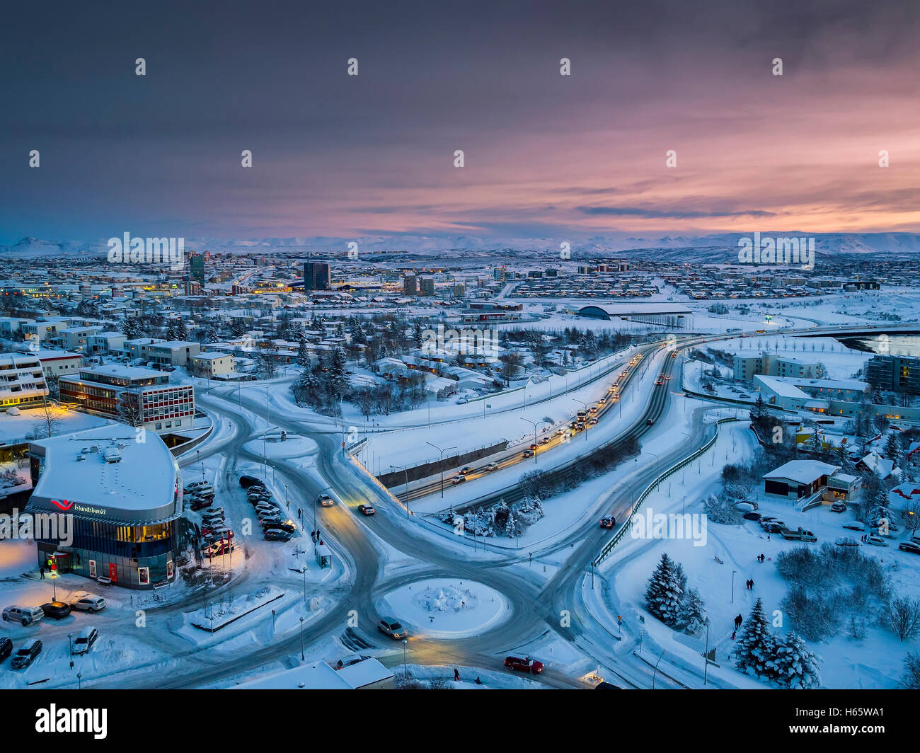 Luftbild im Winter, Kopavogur, Island. Kopavogur ist ein Vorort von Reykjavík, Island. Dieses Bild wird mit einer Drohne geschossen. Stockfoto