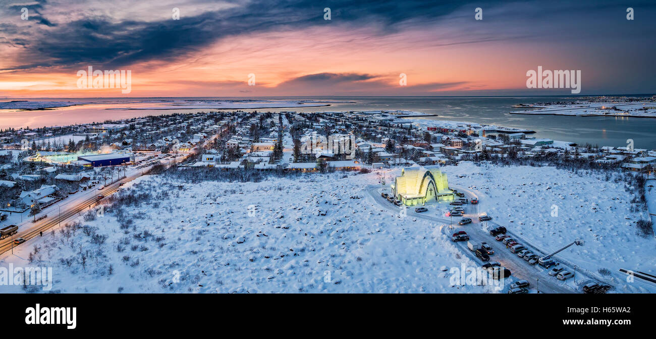Luftbild im Winter, Kopavogur, Island. Kopavogur ist ein Vorort von Reykjavík, Island. Dieses Bild wird mit einer Drohne geschossen. Stockfoto