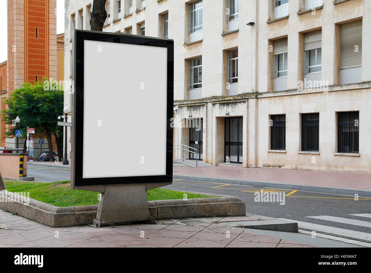 Mock-up in der Straße vor einem Gebäude leer Plakatwand Stockfoto