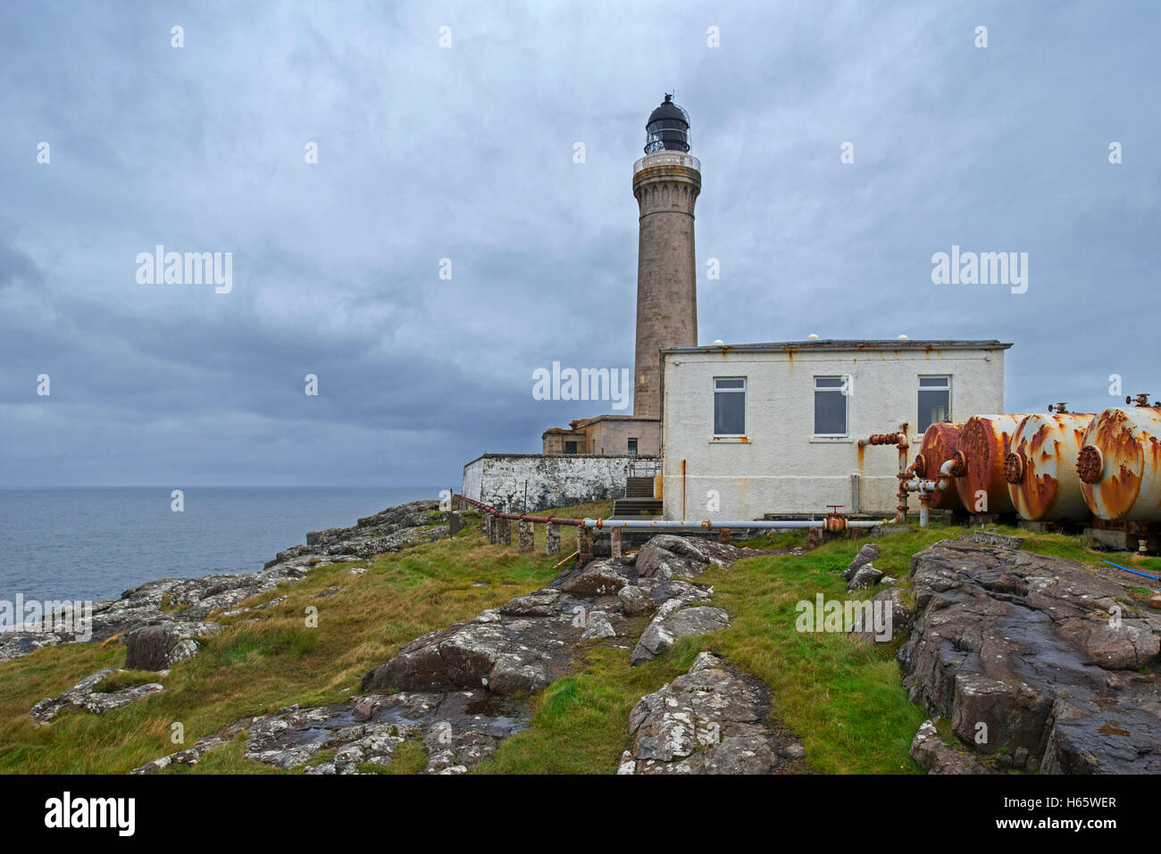 Ardnamurchan Leuchtturm und Lagertanks für Druckluft für Nebelhorn an Ardnamurchan Punkt, Schottisches Hochland, Schottland Stockfoto