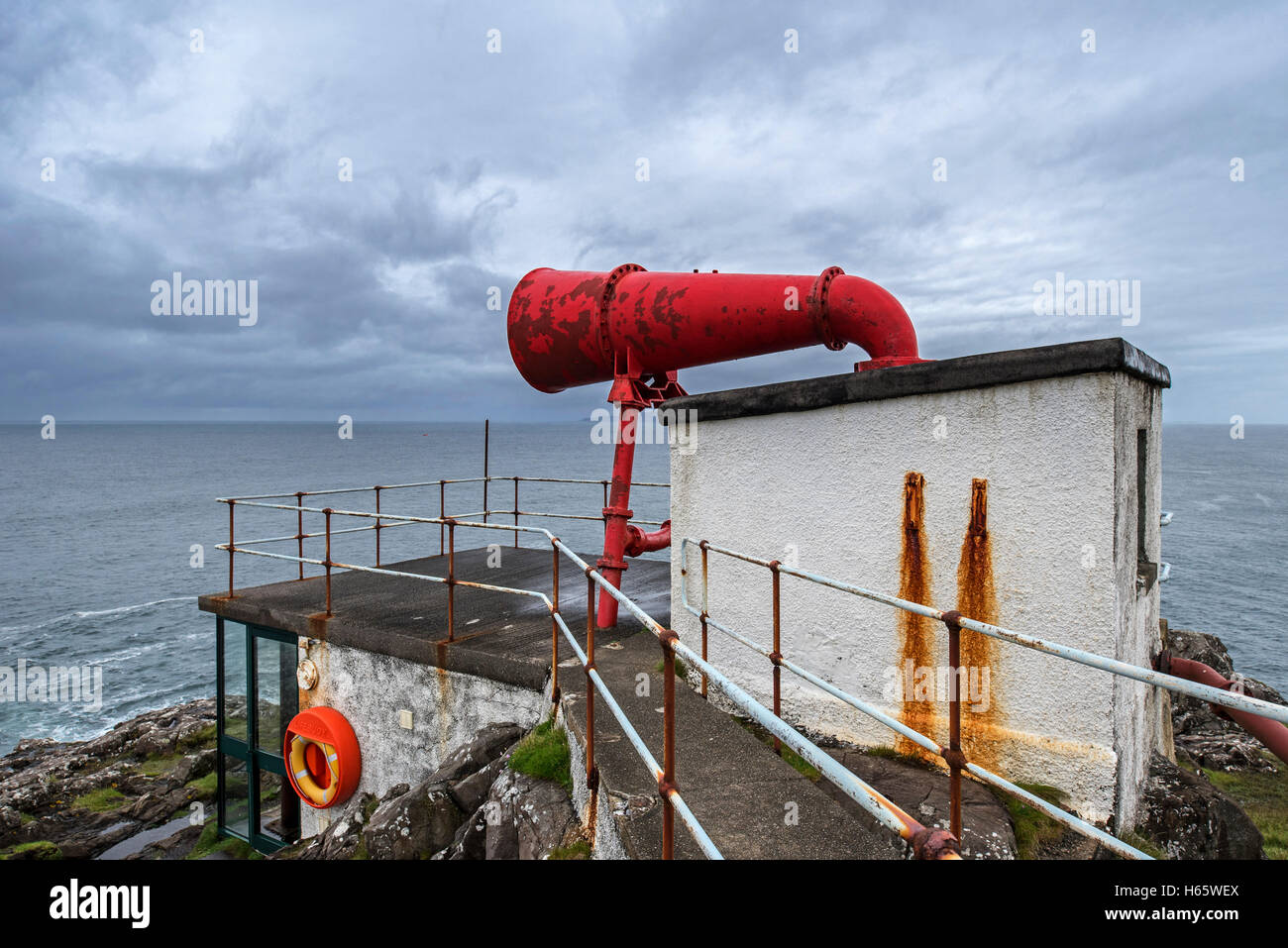 Roten Nebelhorn an Ardnamurchan Punkt und westlichsten Leuchtturm auf dem britischen Festland in Schottland Stockfoto