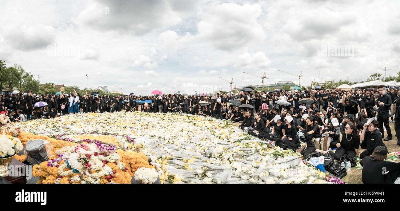 BANGKOK, Thailand - Okt 22: Thais singen die Hymne der seine Majestät König Bhumibol Adulyadej am Oktober 22,2016 Bangkok, Th Stockfoto