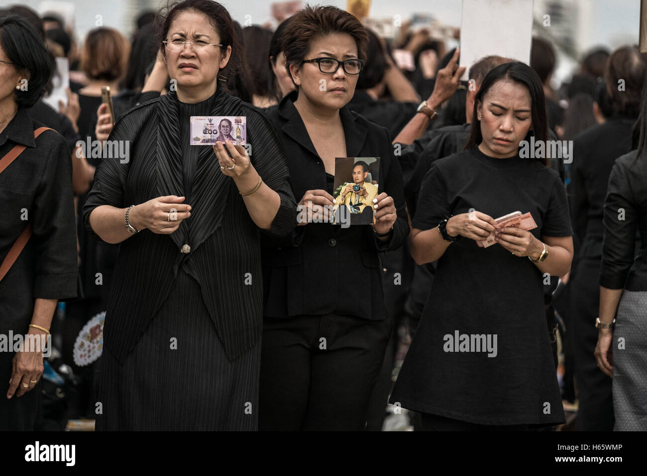 BANGKOK, Thailand - Okt 22: Thais singen die Hymne der seine Majestät König Bhumibol Adulyadej am Oktober 22,2016 Bangkok, Th Stockfoto