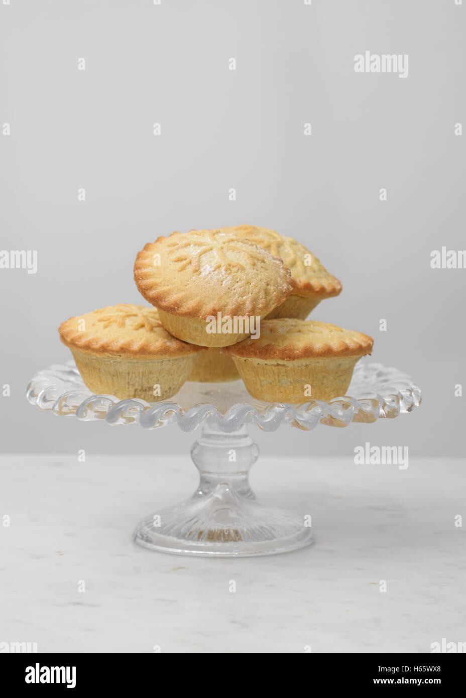 Mince Pies auf einem Glas Ständer Stockfoto