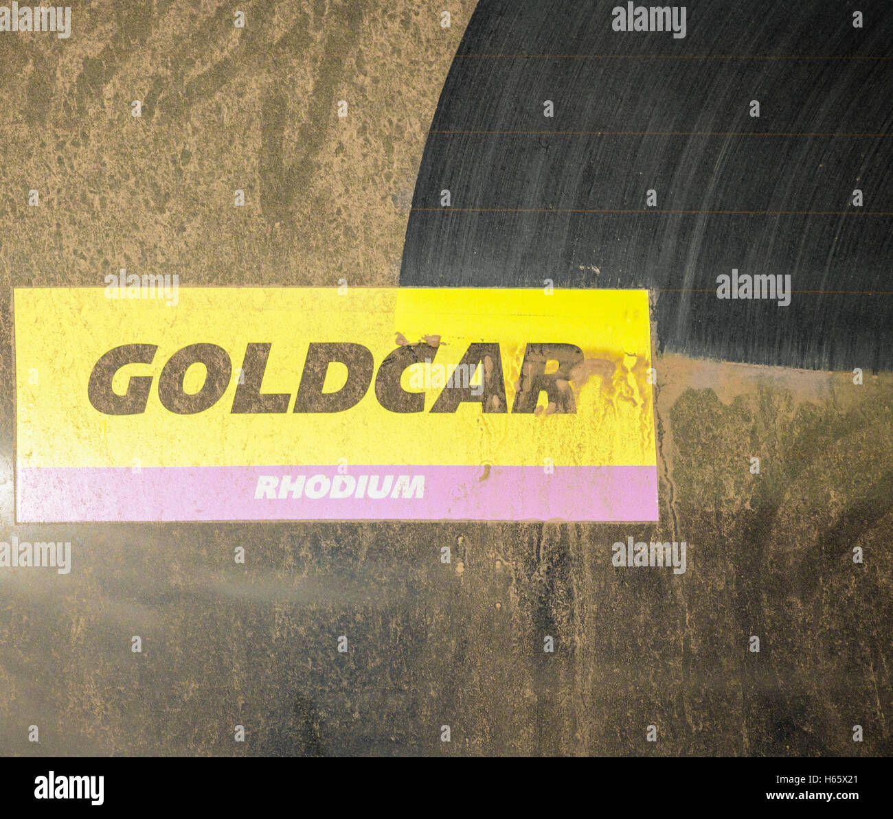 Goldcar Mietwagen mit schmutzigen Heckscheibe. Spanien Stockfoto