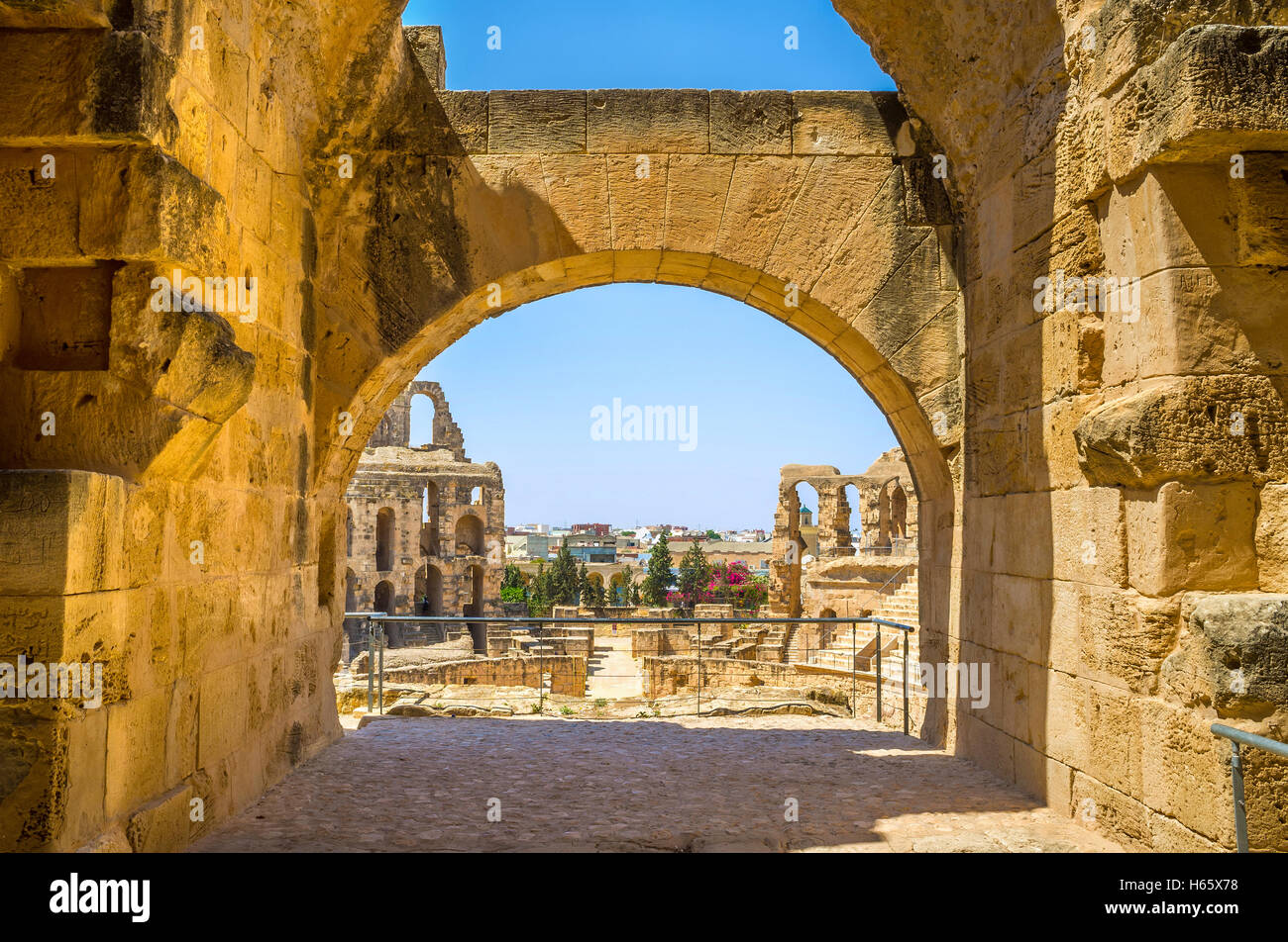 Der Blick auf die römischen Ruinen des Amphitheaters durch den Bogen von seiner Halle, El Jem, Tunesien. Stockfoto