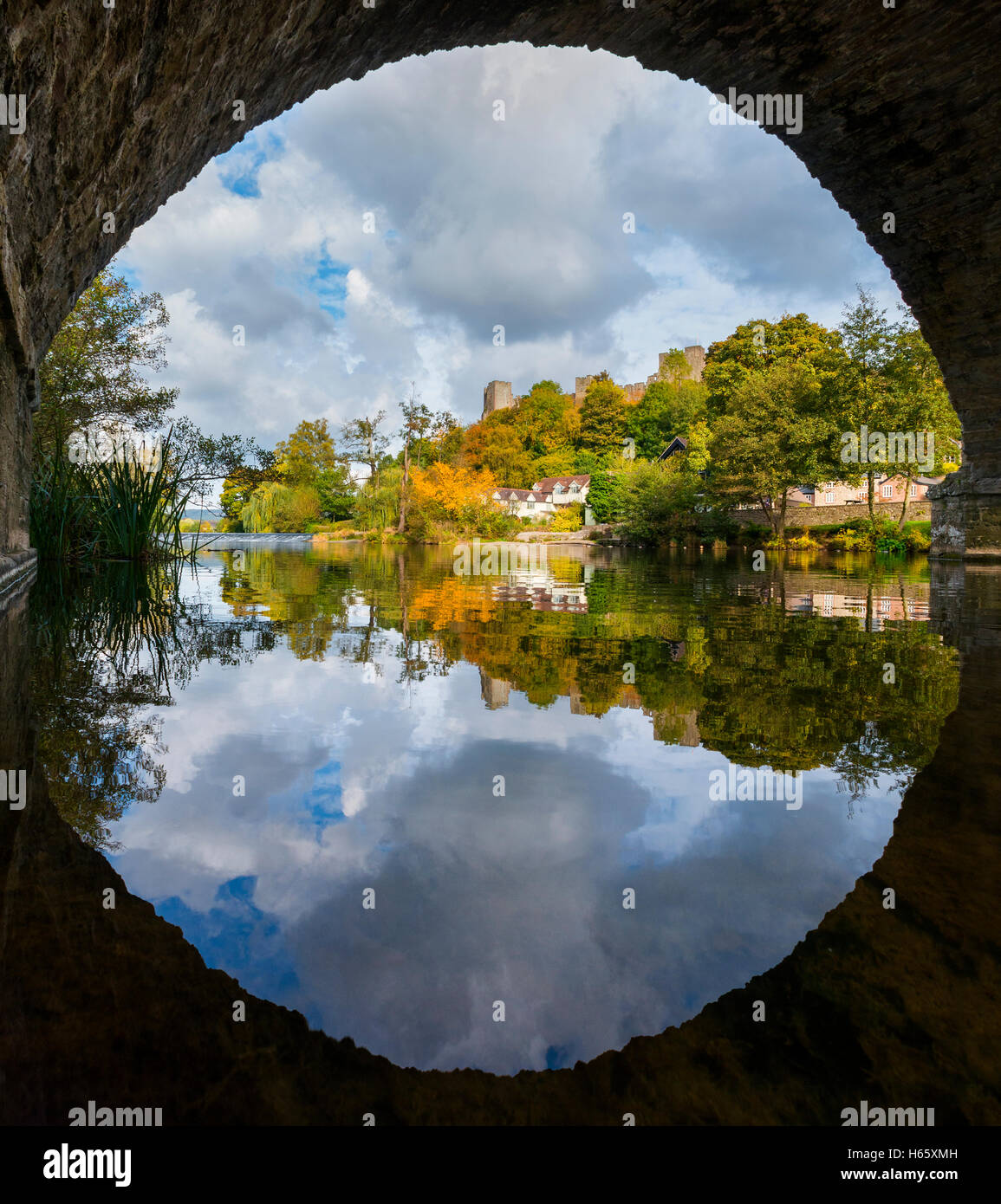 Herbst Reflexion in den Fluß Teme Ludlow durch einen Bogen Dinham Brücke, Shropshire, England, UK. Stockfoto
