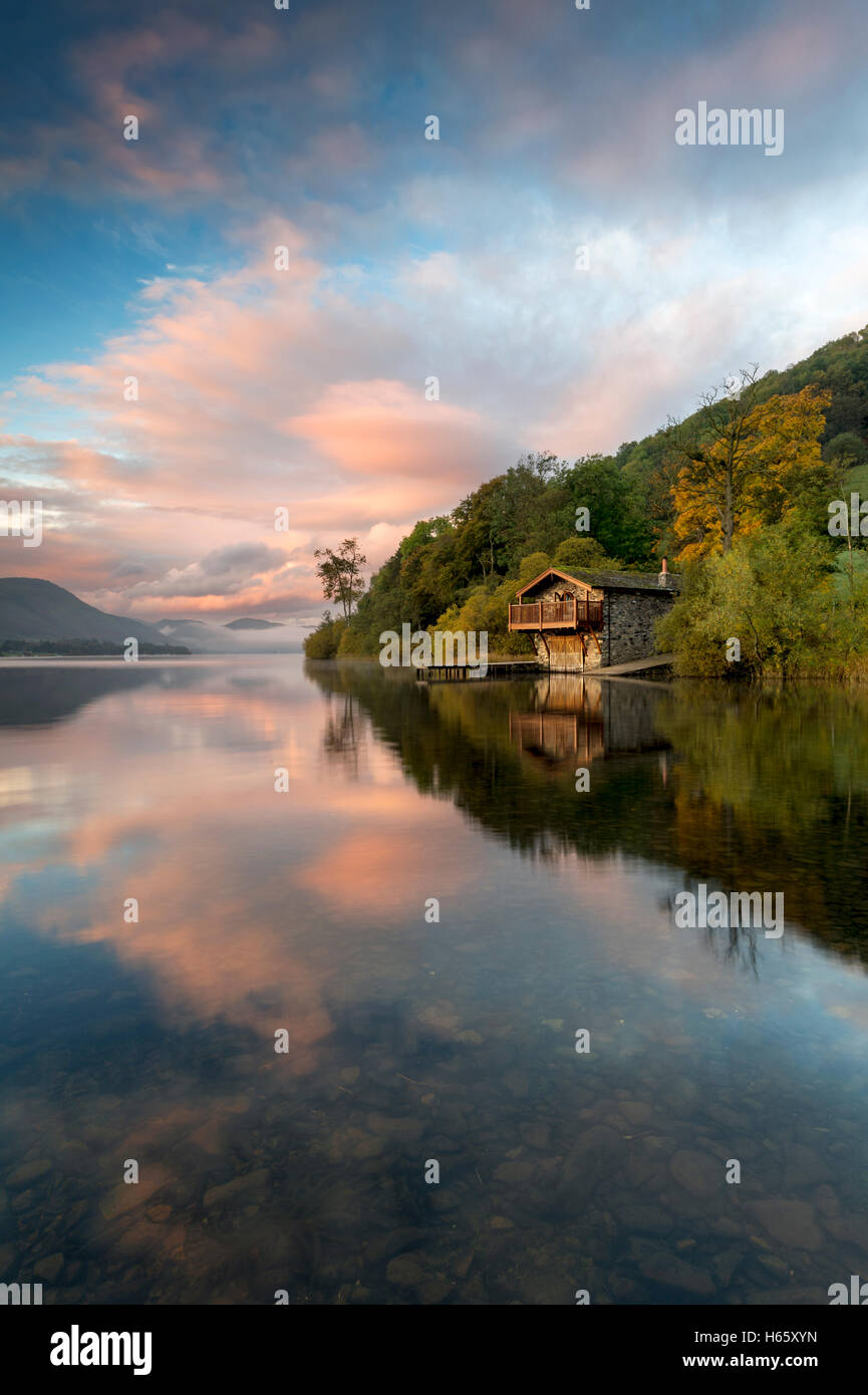 Sonnenaufgang am Pooley Bridge Bootshaus, Ullswater, Lake District, Cumbria, UK Stockfoto