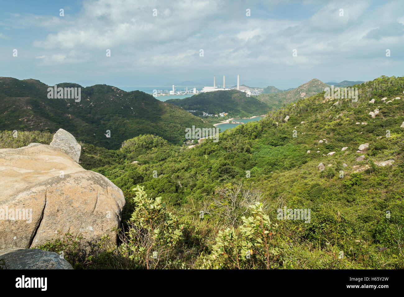 Blick auf die grünen und hügeligen Lamma Insel in Hong Kong, China. Stockfoto