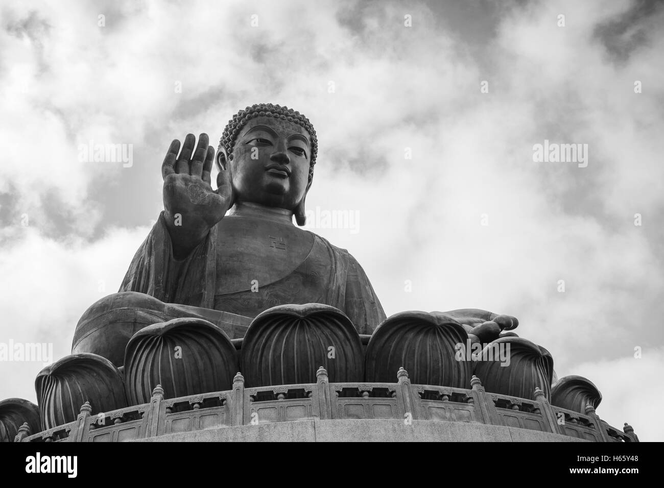 Tian Tan Buddha (Big Buddha) Statue in schwarz & weiß bei Ngong Ping auf Lantau Island in Hongkong, China, Ansicht von unten. Stockfoto