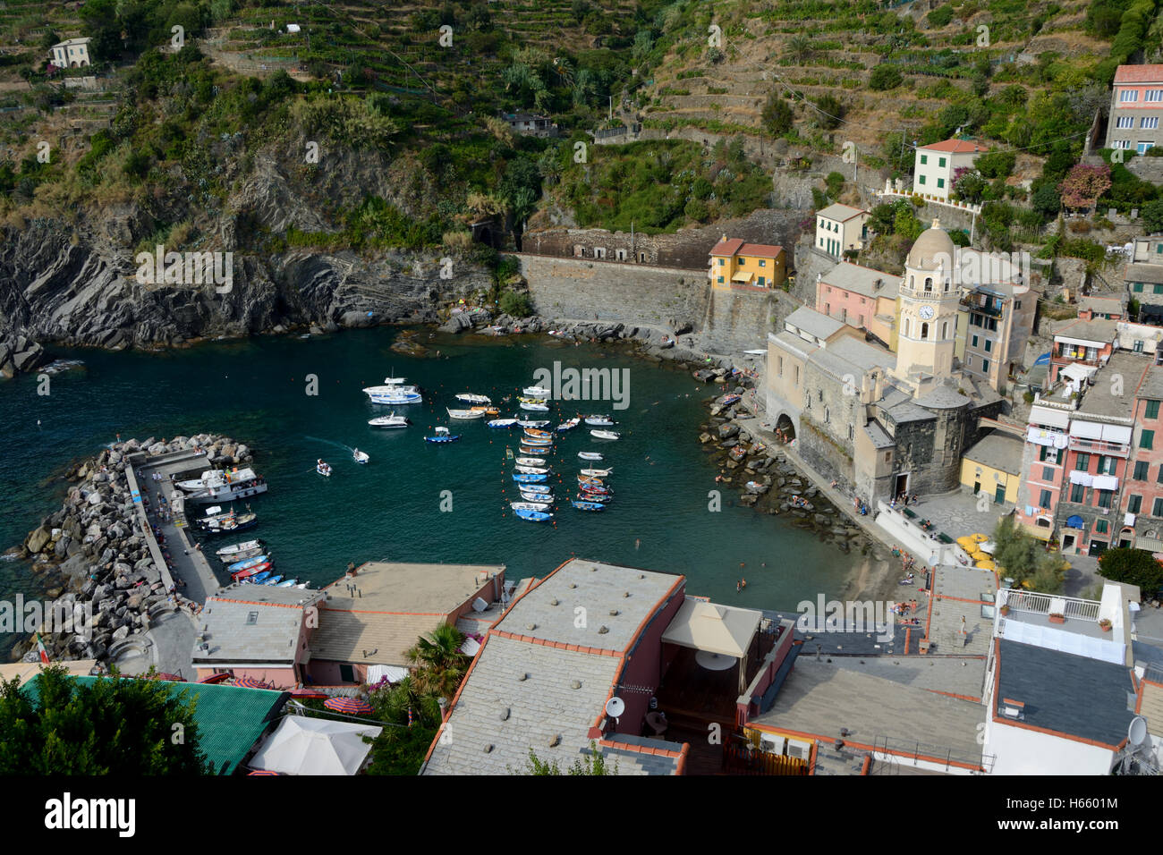 Vernazza, Italien - 4. September 2016: Gebäude und Boote im kleinen Hafen von Vernazza Stadt in Ligurien, Italien.  Einer der fünf Cinque T Stockfoto