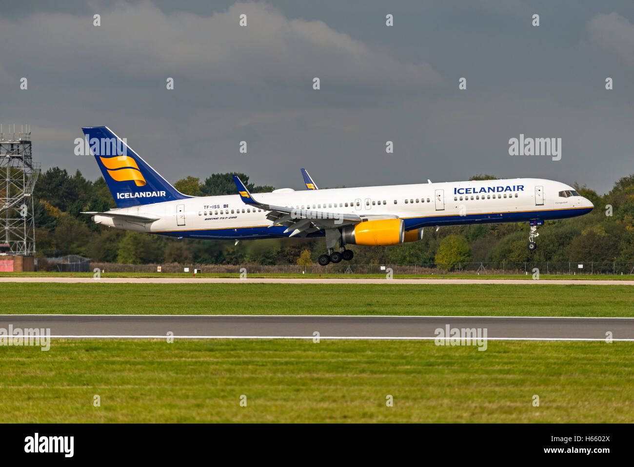 TF-ISS Icelandair Boeing 757-223 Manchester Flughafen England.Uk Landing, eingetroffen. Stockfoto