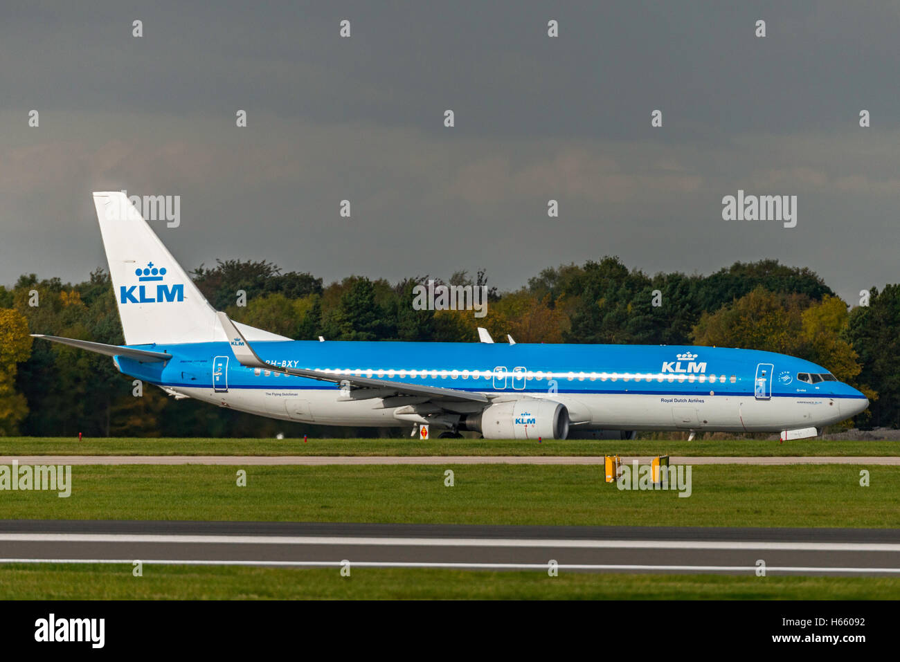 PH-BXY KLM Royal Dutch Airlines Boeing 737 - 8K 2 Flughafen Manchester England Uk. Ankünfte Stockfoto