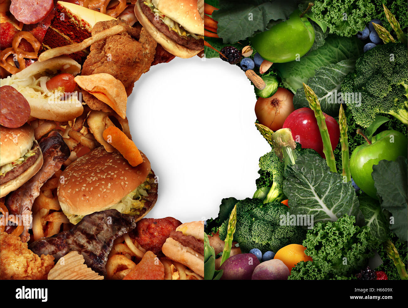 Diät essen Wahl als einen menschlichen Kopf in einem Lebensmittel-Hintergrund mit halben fettigen Junk-Food und die andere Seite mit grünen gesundes Obst und Gemüse als Symbol für eine Dietition oder einen Ernährungsberater Gesundheit und Ernährung Lebensstil Wahl. Stockfoto