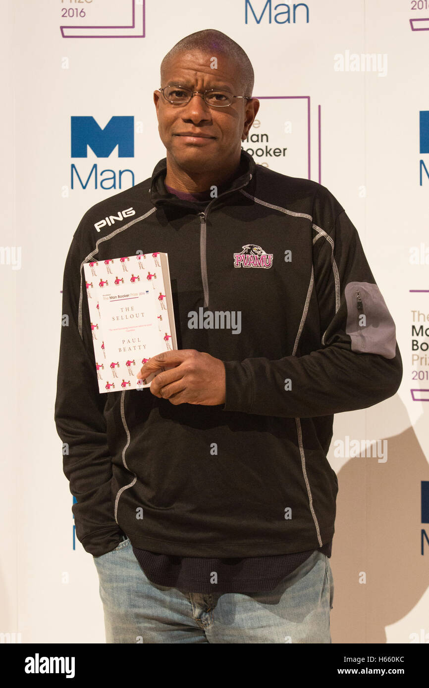 London, UK. 24. Oktober 2016. Im Bild: Paul Beatty. Fototermin mit den sechs nominierten Autoren des Man Booker Prize 2016. Shortlist: Paul Beatty (US) für den Ausverkauf (Oneworld), Deborah Levy (UK) für heiße Milch (Hamish Hamilton), Graeme Macrae Burnet (UK) für seine blutigen Projekt (Schmuggelware), Ottessa Moshfegh (uns) für Eileen (Jonathan Cape), David Szalay (Kanada-UK) für alle, die der Mensch ist (Jonathan Cape) und Madeleine Thien (Kanada) für nicht sagen, wir haben nichts (Granta Bücher). Der Gewinner wird im Rahmen einer Zeremonie in der Guildhall Morgen, 25. Oktober 2016 bekannt gegeben. Stockfoto