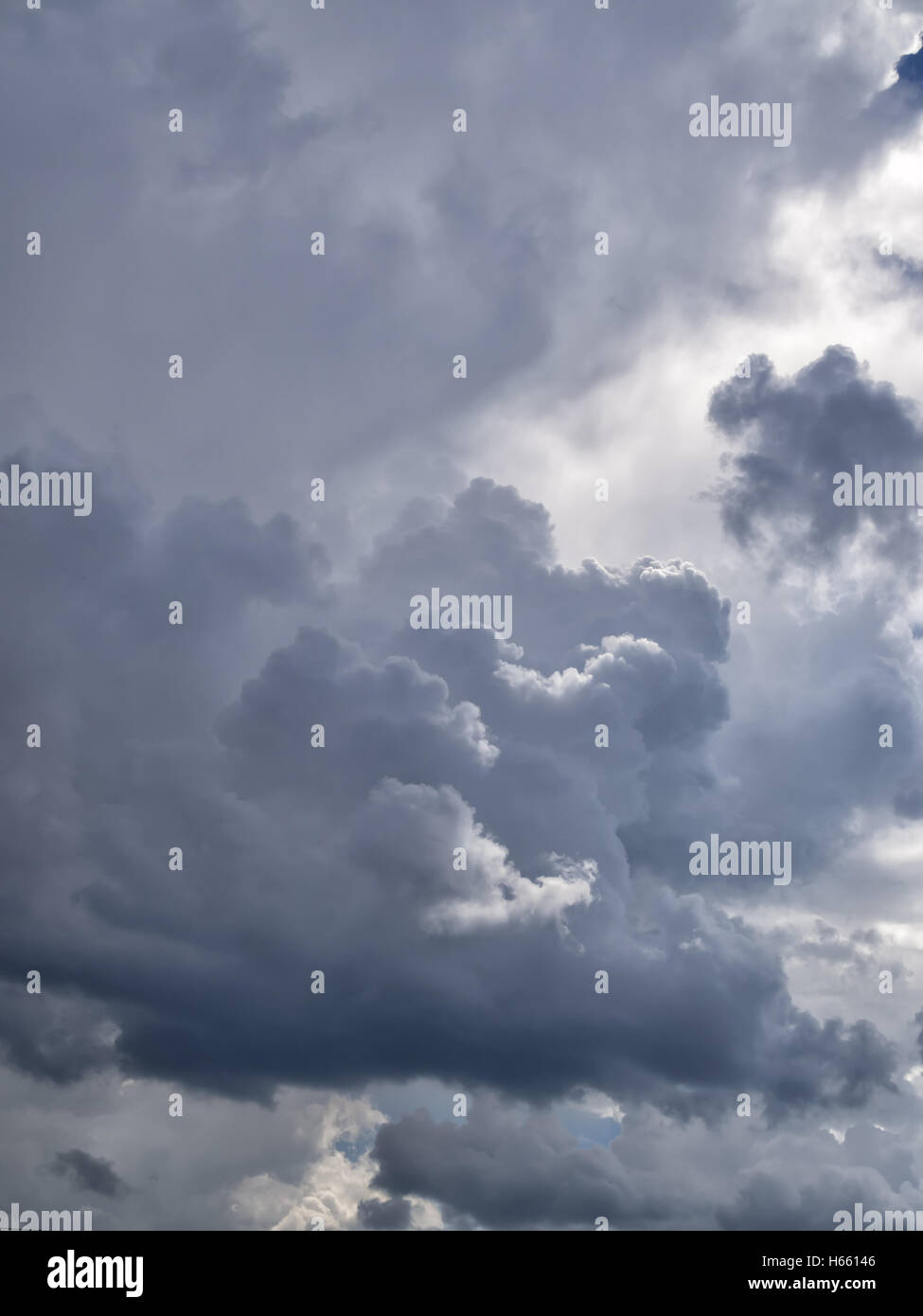 Regnerischen Wolkengebilde, vertikale Zusammensetzung Stockfoto