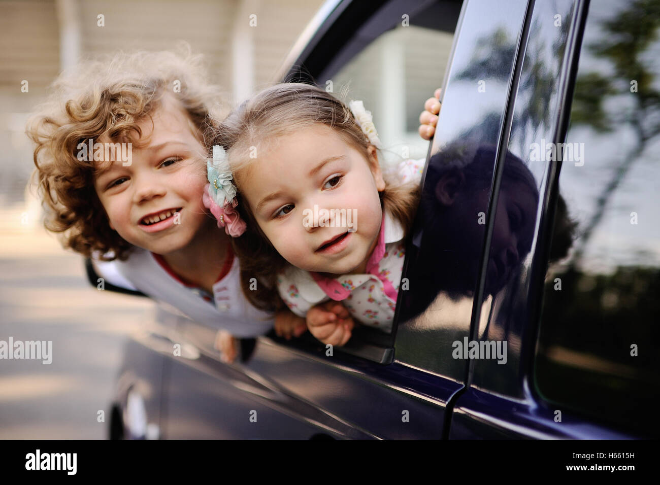 Kinder schauen aus einem Autofenster Stockfoto