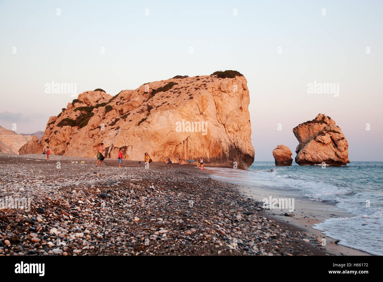 Urlauber in der Nähe von Felsen Petra Tou Romiou bei Sonnenuntergang, Zypern - 17. Juli 2015 Petra Tou Romiou, auch bekannt als Aphrodite Felsen Stockfoto