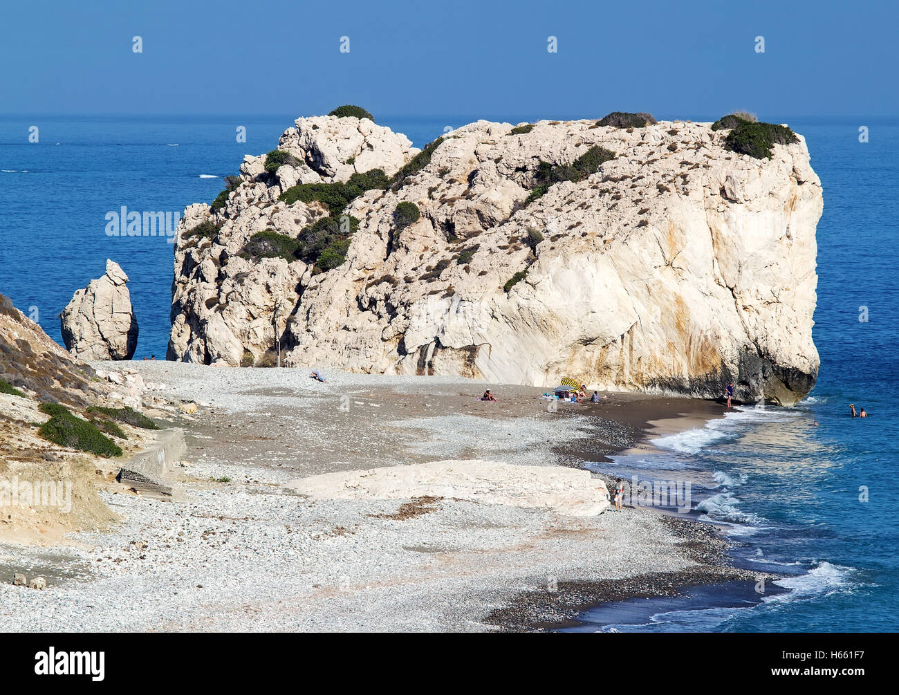 Urlauber in der Nähe von Felsen Petra Tou Romiou, Zypern - 17. Juli 2015 Petra Tou Romiou, auch bekannt als Aphrodite Felsen Stockfoto